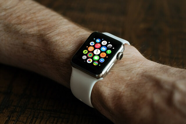 누군가의 메시지를 확인하는 Apple Watch